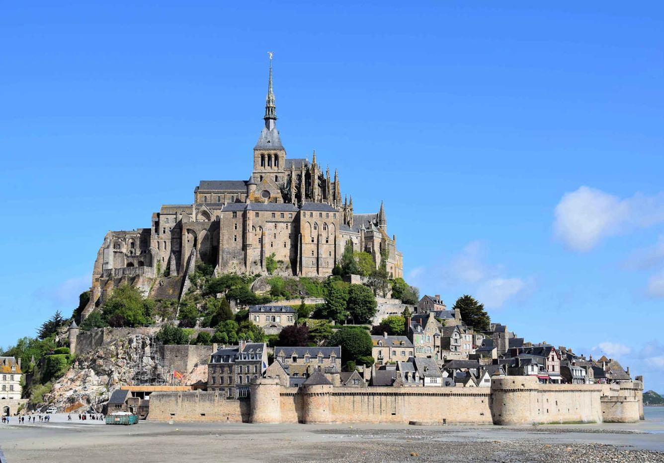 Nhìn về tu viện Mont Saint Michel