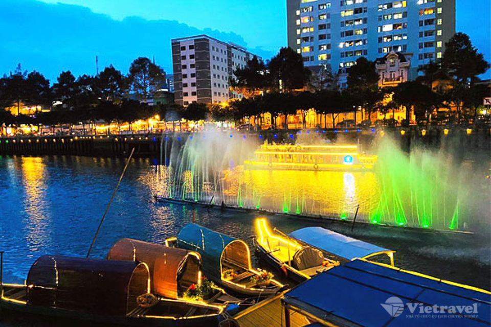 Trải nghiệm ngồi thuyền thưởng ngoạn cảnh đêm Sài Gòn trên kênh Nhiêu Lộc