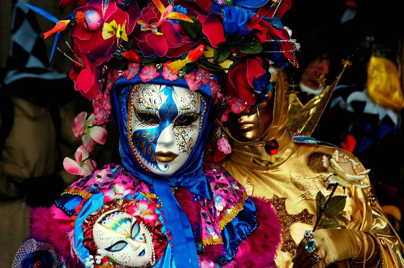 Những chiếc mặt nạ đầy sắc màu trong lễ hội