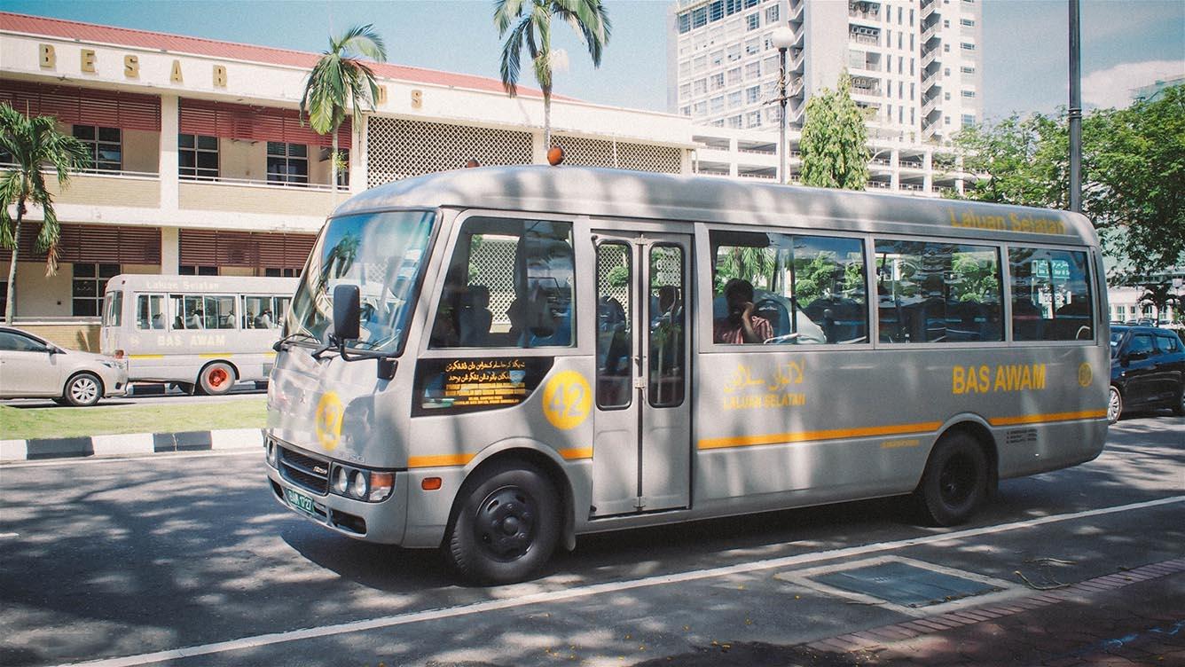 Phương tiện di chuyển lý tưởng nhất để du lịch Brunei tự túc khám phá thủ đô là xe bus