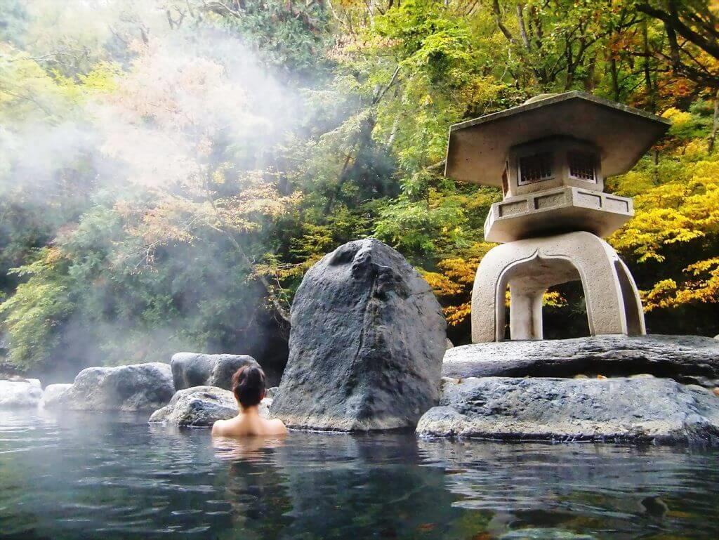 Du lịch Nhật Bản mùa hè để trải nghiệm leo núi Phú Sĩ, tắm suối khoáng nóng