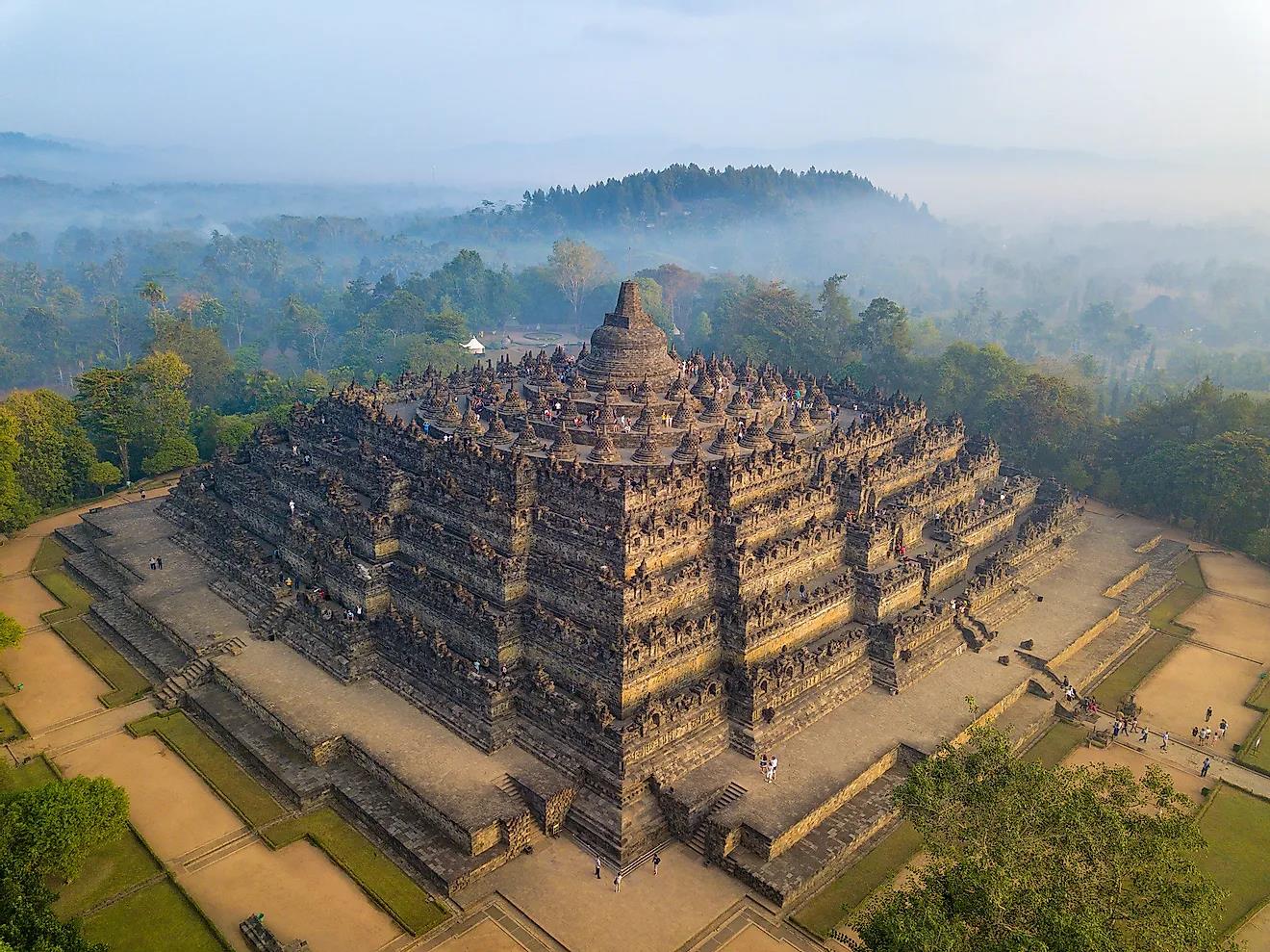 Borobudur mang dáng dấp rất đặc biệt như một kim tự tháp