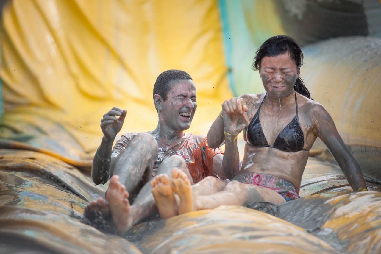 Thích thú tắm bùn trong lễ hội tháng 7