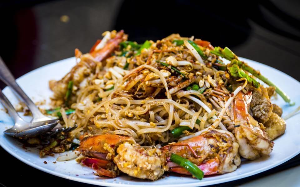 Pad Thái – Món ăn đường phố nhất định phải thử khi đi du lịch ở Thái Lan