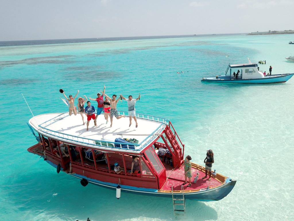 Du lịch Maldives di chuyển bằng thuyền Dhoni