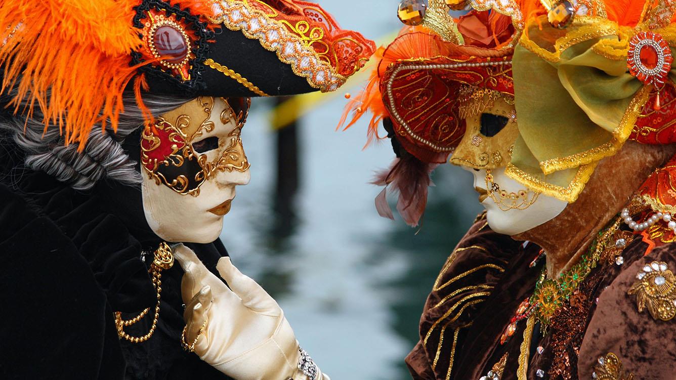 Tạo dáng thật “so deep” trong lễ hội hóa trang khi du lịch lễ hội Ý