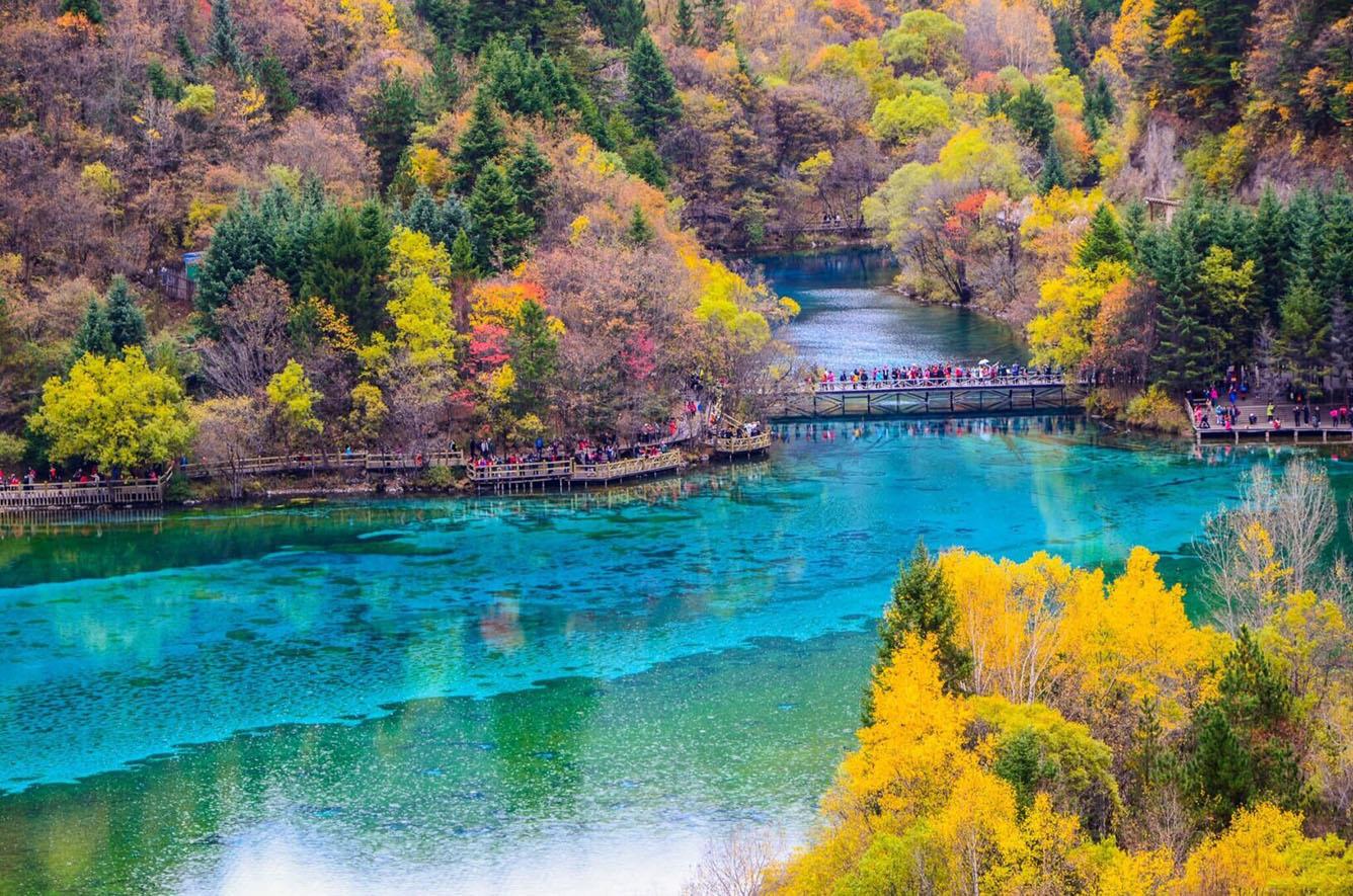 Jiuzhaigou Valley (Cửu Trại Câu) – Điểm đến được yêu thích nhất trong các chương trình tour du lịch Trung Quốc ngắm lá mùa thu