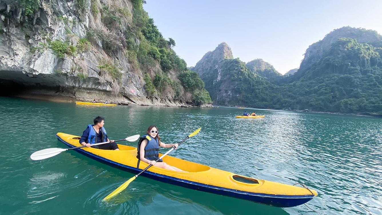 Chèo thuyền Kayak khám phá các hang động kỳ vĩ trên Vịnh Hạ Long