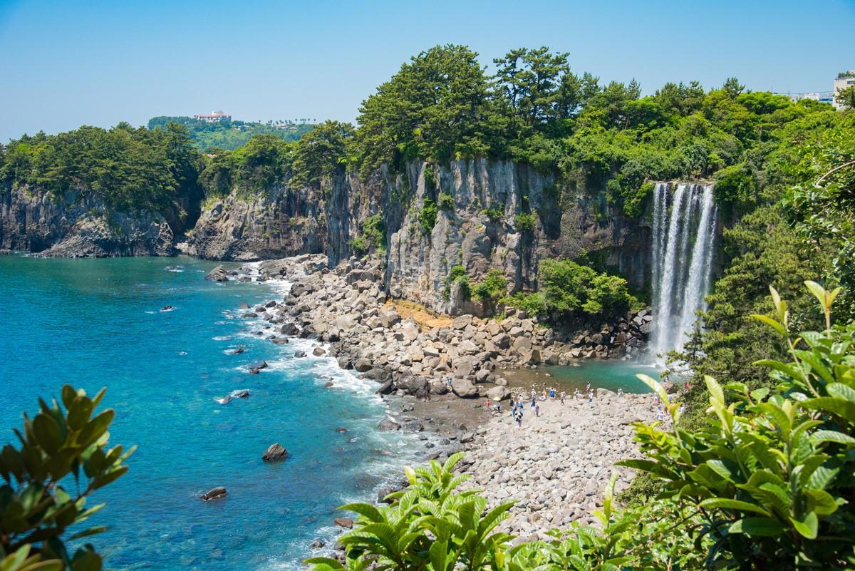 Đảo Jeju quyến rũ khách du lịch Hàn Quốc bởi những con thác xinh đẹp