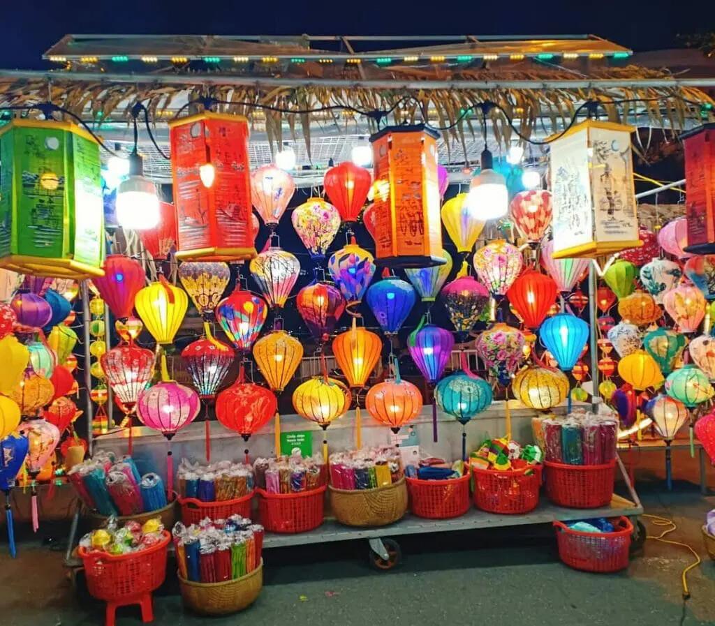 5. Chợ đêm Sơn Trà - nơi thỏa thích ăn uống, mua sắm đặc sản địa phương