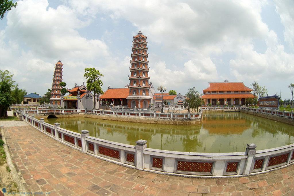 Du xuân vãn cảnh đền chùa Quảng Bình