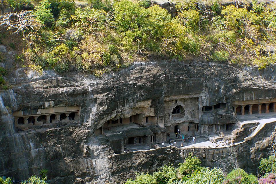 Huyền bí quần thể hang động Phật giáo Ajanta ở Ấn Độ