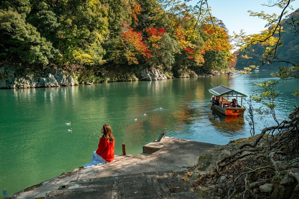 Du lịch Nhật Bản mùa thu trải nghiệm đi thuyền trên sông Hozu Kyoto