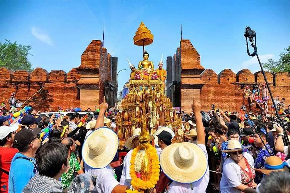 Tận hưởng lễ hội Songkran truyền thống trong mùa xuân ở Chiang Mai