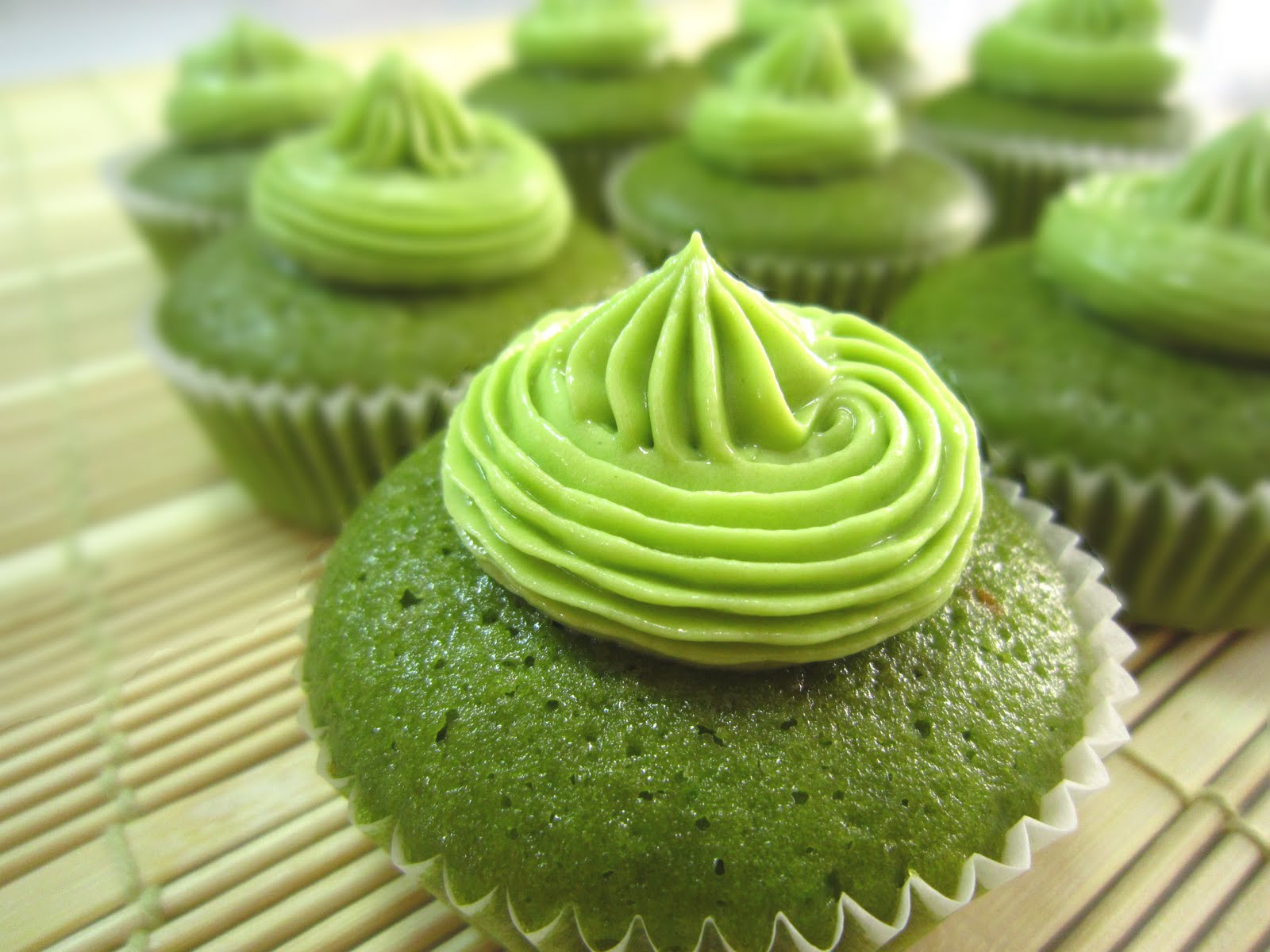 Зеленые сладости. Капкейки. Необычные пирожные. Зеленые пирожные. Капкейки в зеленых тонах.