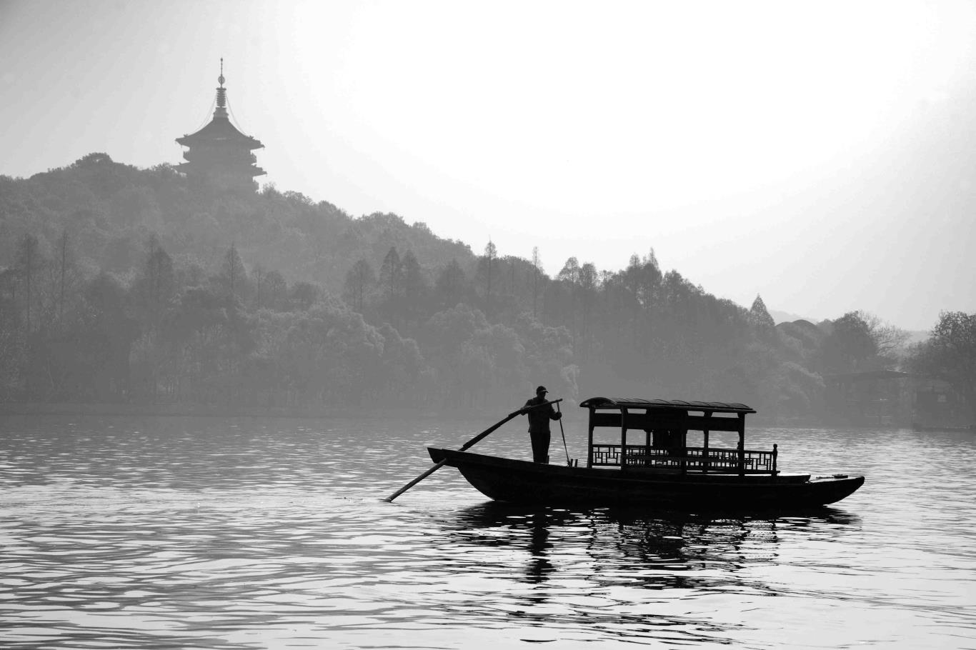 Китайская лодка 6 букв. Озеро Тайху Китай. Китай черно белый. Китай чб. Озеро Сиху в Китае.
