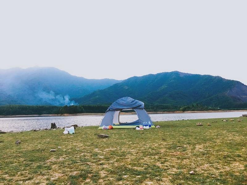 Hồ Hòa Trung là địa điểm cắm trại lý tưởng