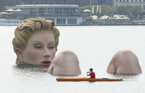 Bức tượng "Cô gái đang tắm" ở Hamburg, Đức