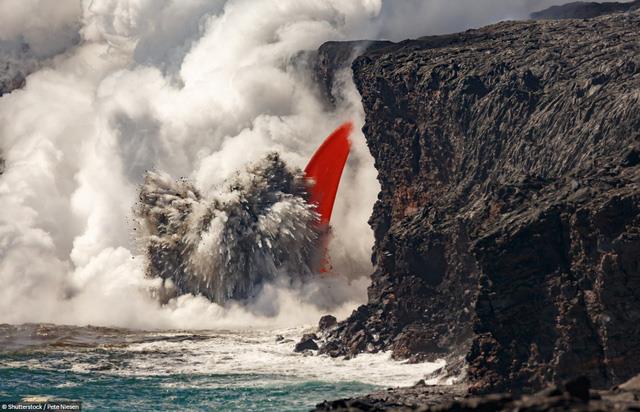 Nham thạch đỏ từ một ngọn núi lửa ở Hawaii chảy ra biển