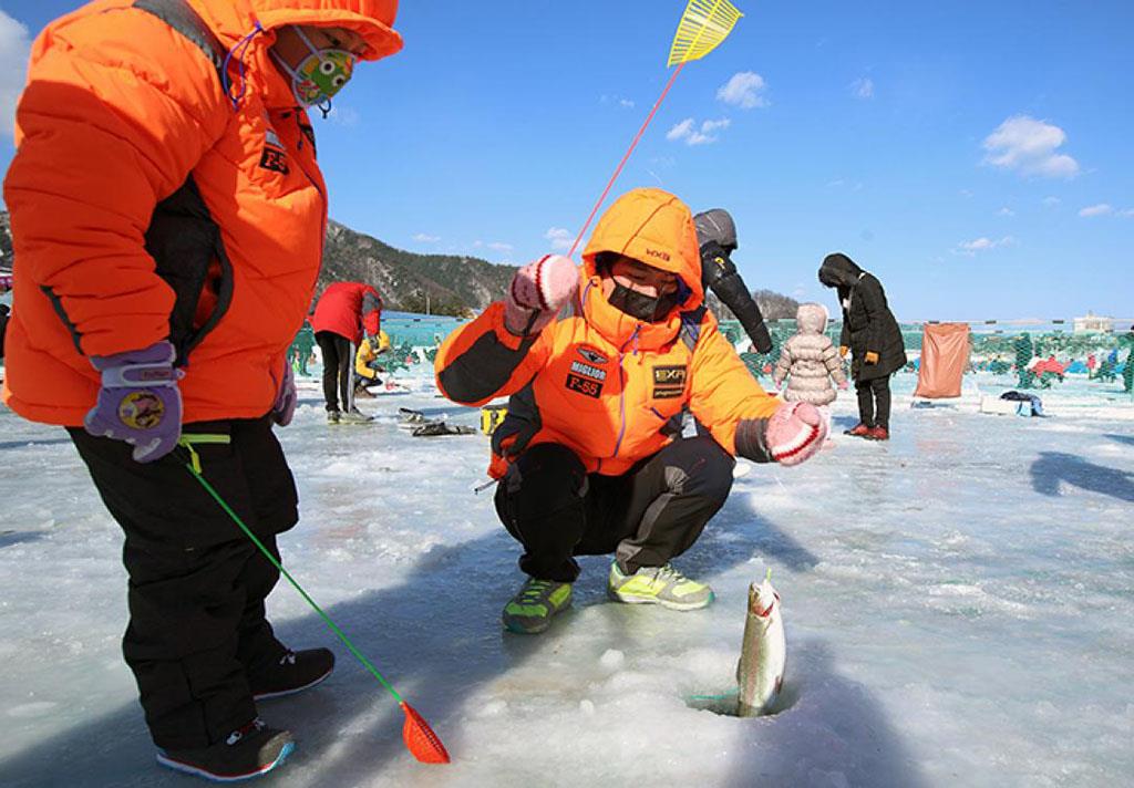 Ghé thăm Nhật Bản mùa đông đừng quên thử câu cá trên sông băng nhé