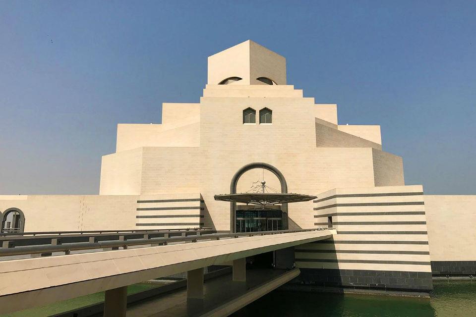 Thoạt nhìn, Bảo tàng Nghệ thuật Hồi giáo Qatar trông thư thái và thanh bình, nhưng nó thay đổi màu sắc dưới tác động của mặt trời và ánh sáng ban đêm.