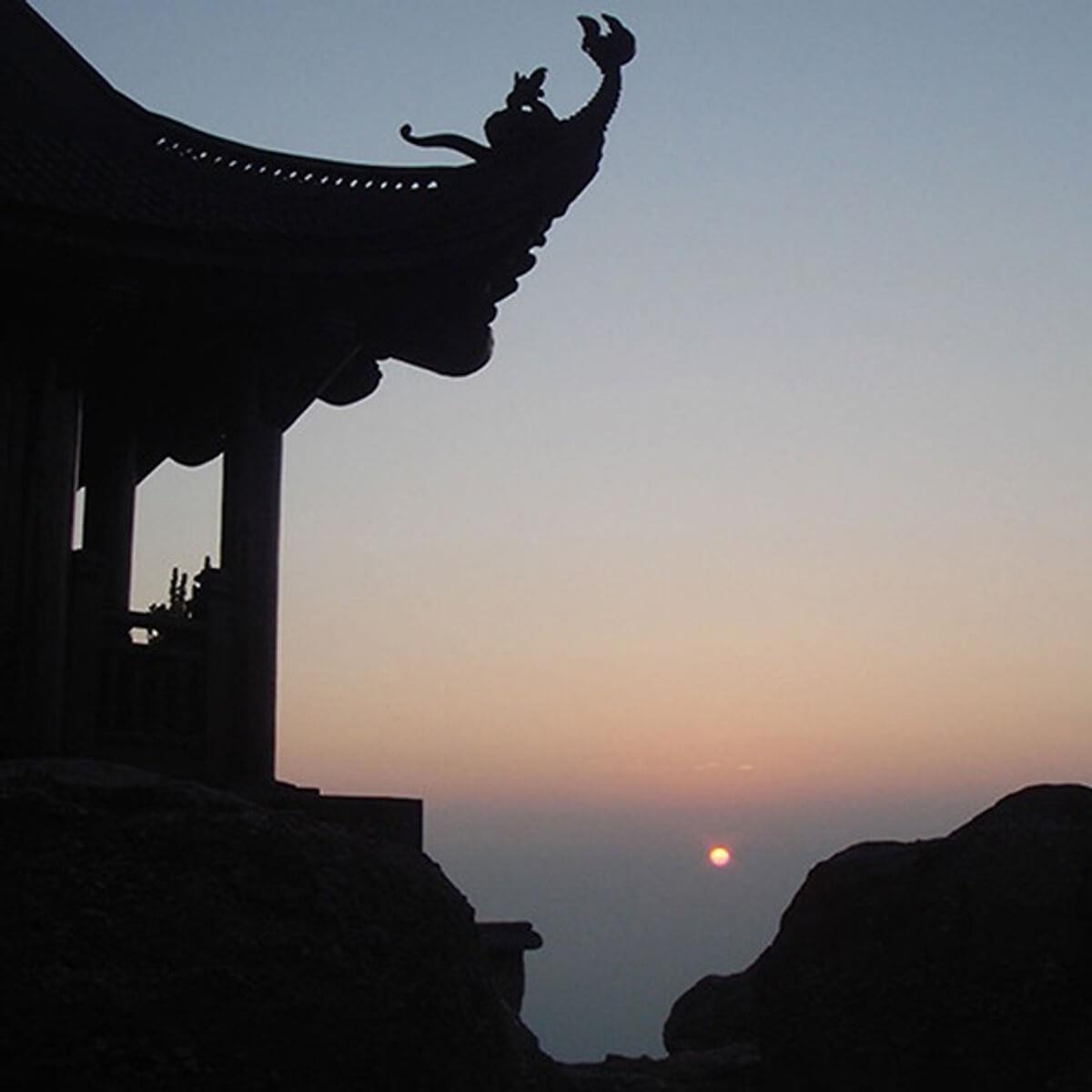 Ngôi chùa trên núi thiêng Yên Tử