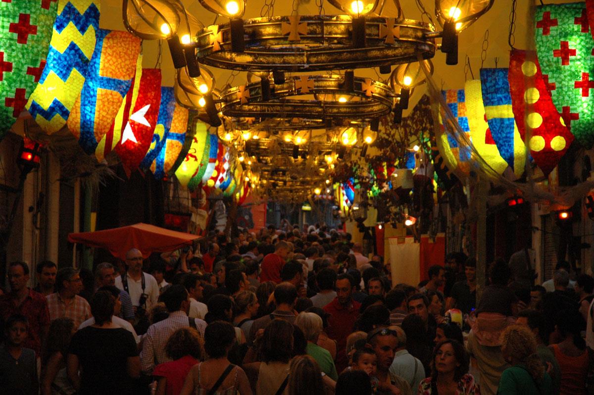 Các con phố ở Barcelona, Tây Ban Nha được trang trí sặc sỡ nhằm chào đón lễ hội Mayor de Gracia