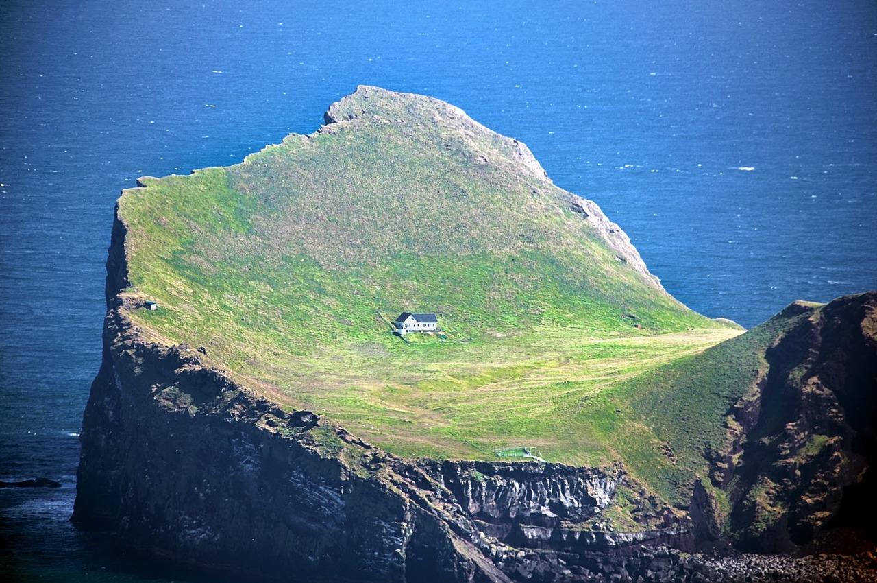 Ngôi nhà ở quần đảo Vestmannaeyjar, đảo Elliðaey, Iceland
