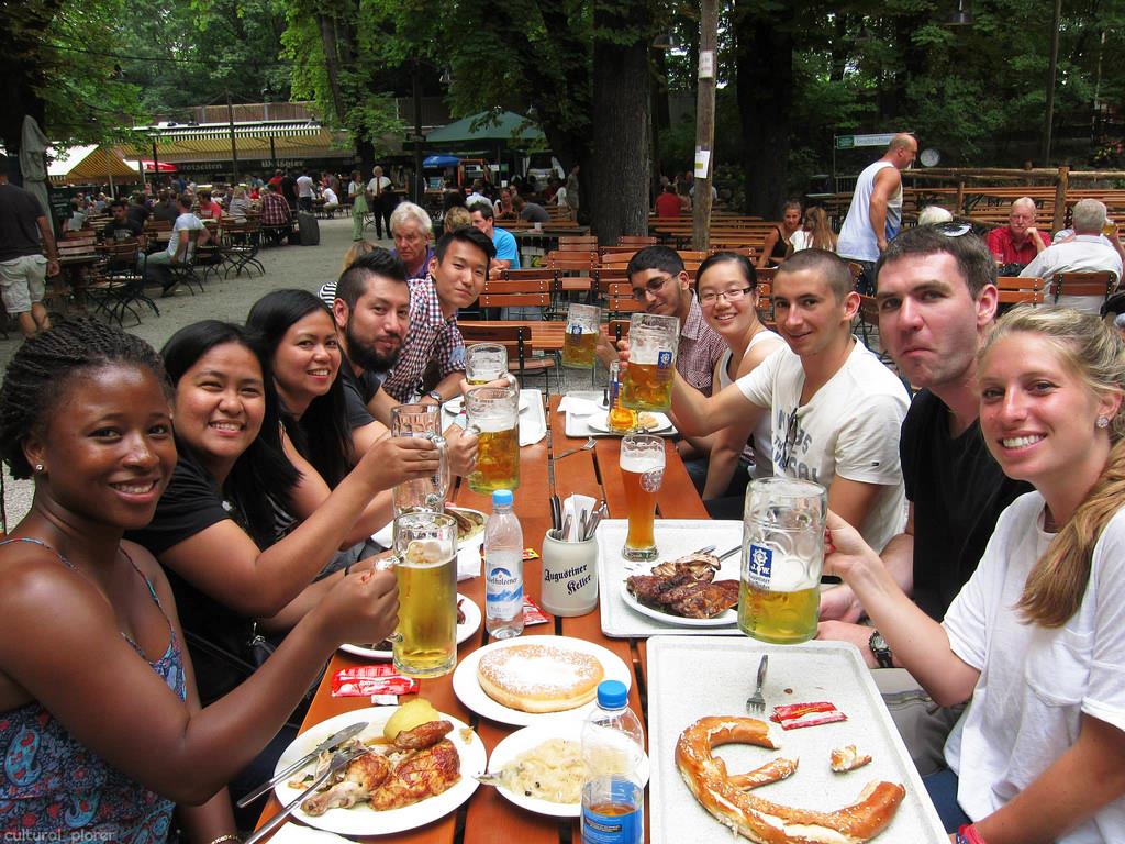 1. Uống bia trong các khu vườn mở tại Munich