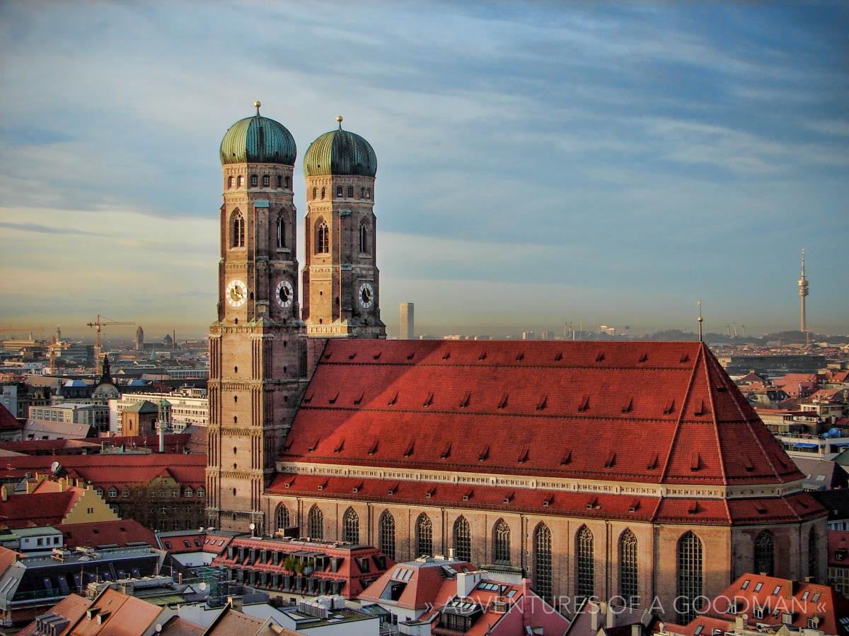 5. Leo lên tòa tháp nổi tiếng Frauenkirche Munich (nhà thờ Đức Bà)