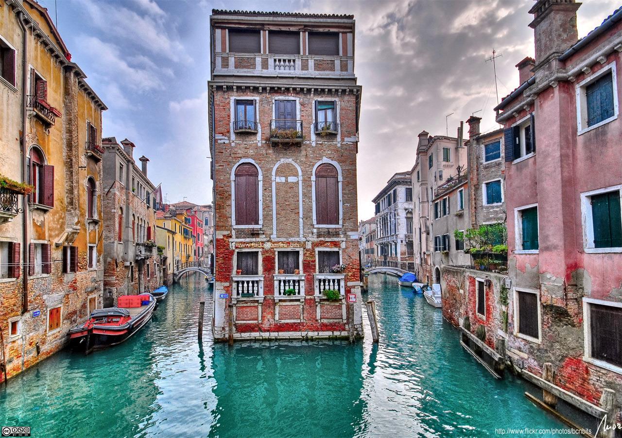 7. Những đường phố nhỏ hẹp ở Venice (Italia)