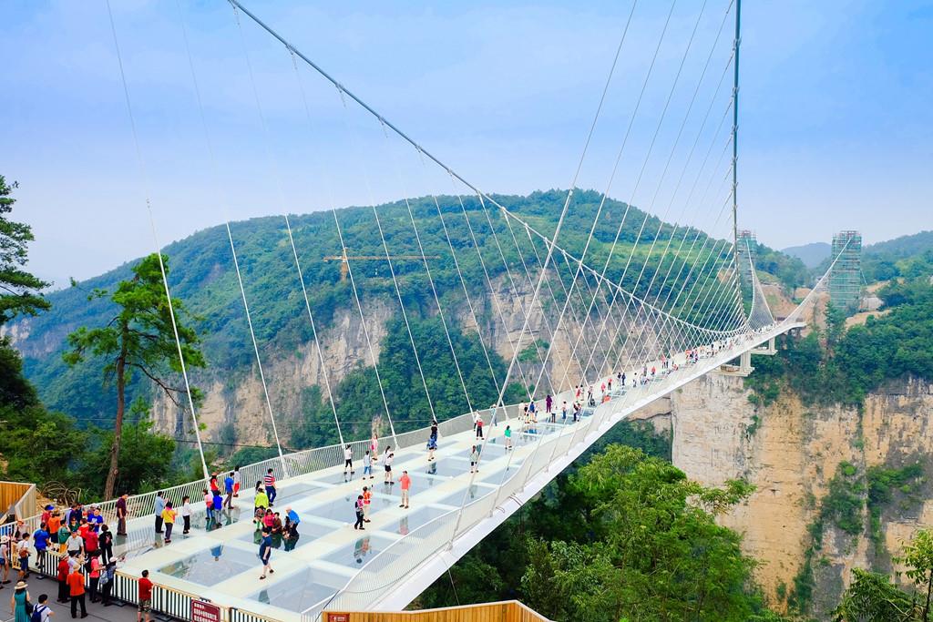 Cầu đáy kính công viên rừng quốc gia Trương Gia Giới, tỉnh Hồ Nam, Trung Quốc