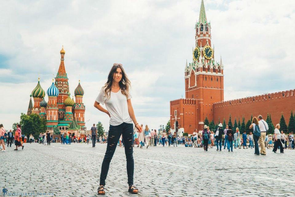 Moscow is well known. Фон Москоу Сити и Кремль. Чел на фоне Кремля. Люди на красной площади. Кремль люди.