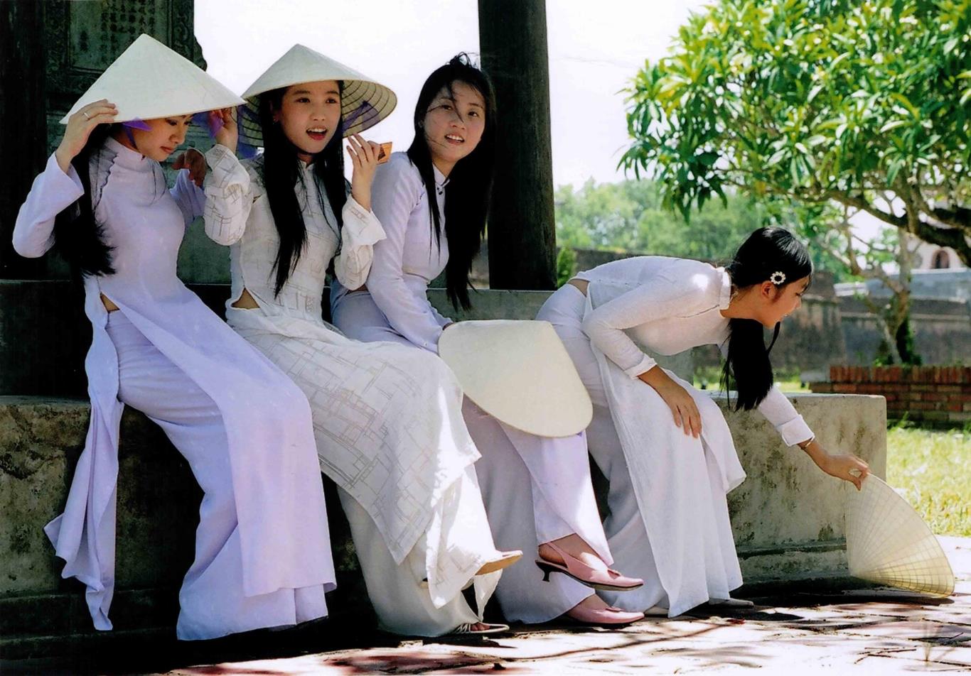 Nón lá &amp; áo dài Việt Nam lọt top trang phục truyền thống ấn tượng thế giới