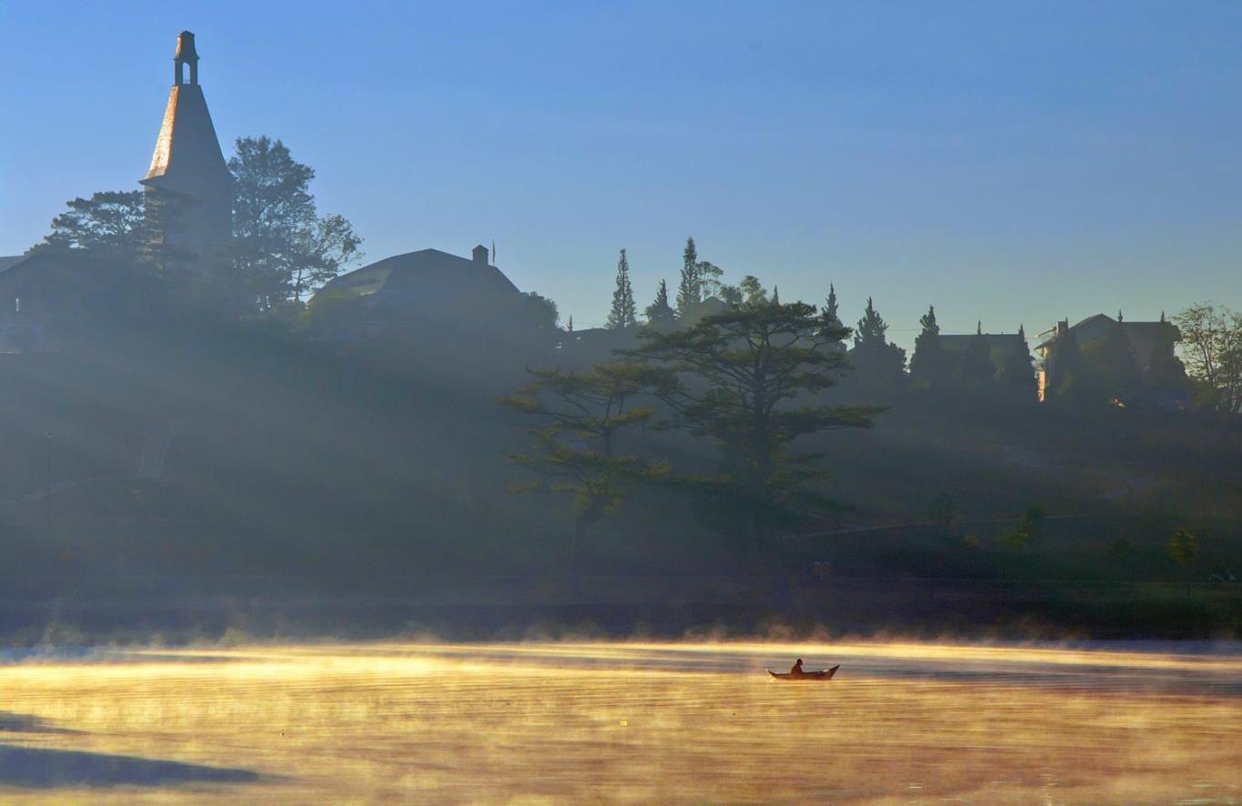 Khi sương mù còn chưa vơi đi trên mặt hồ Xuân Hương