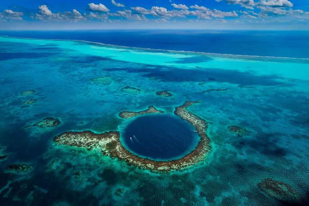 5. Lặn biển ở Great Blue Hole, Belize (Trung Mỹ)