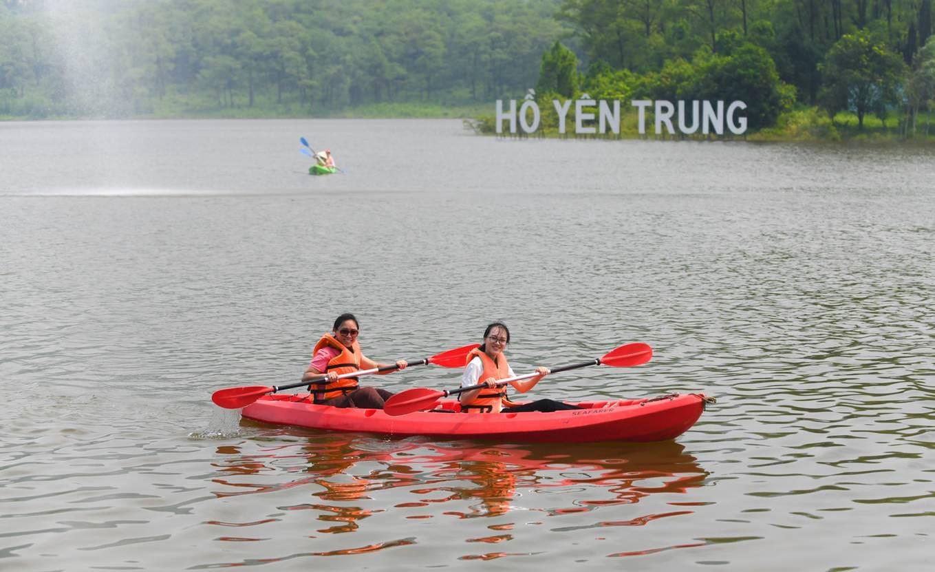 Chèo thuyền kayak trên hồ Yên Trung