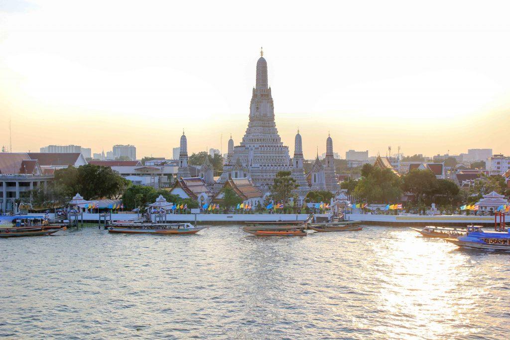 Chùa Wat Arun thanh nhã nằm bên bờ sông Chao Phraya