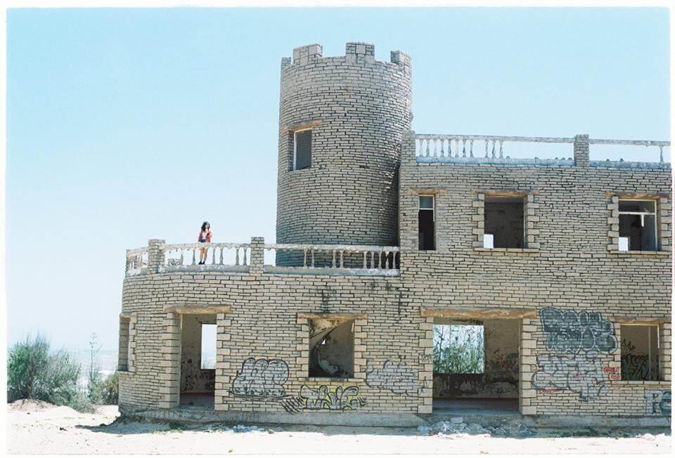 Check-in tòa lâu đài bỏ hoang 