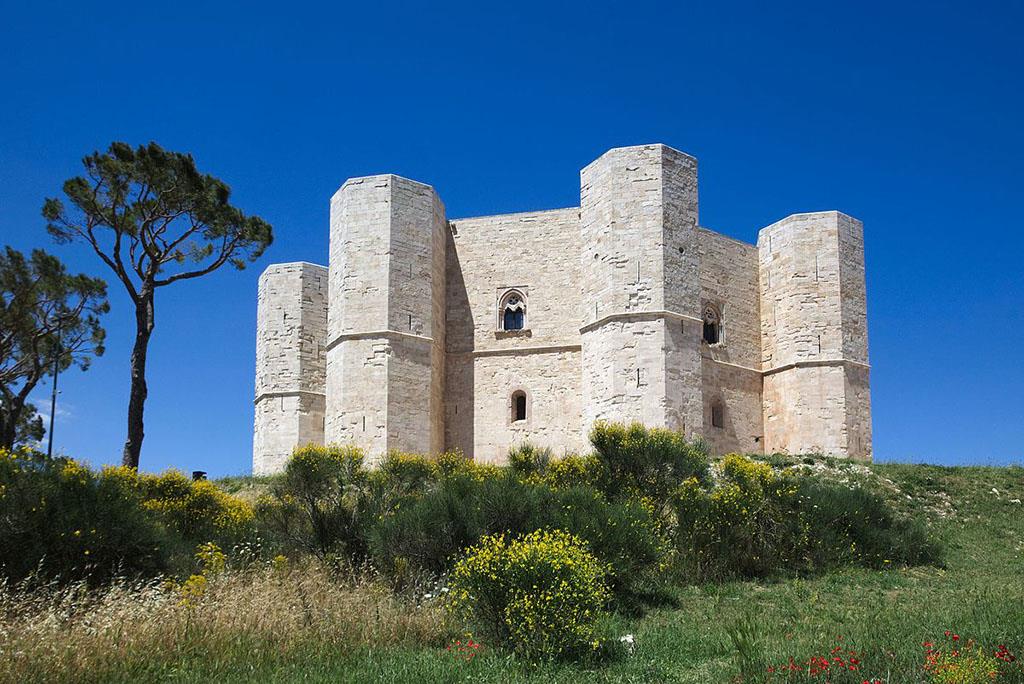 + Lâu đài Castel del Monte