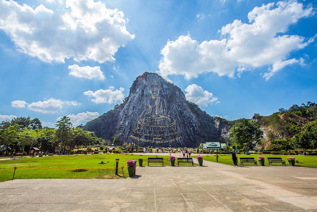 Vẻ đẹp độc đáo của núi Phật Vàng Pattaya