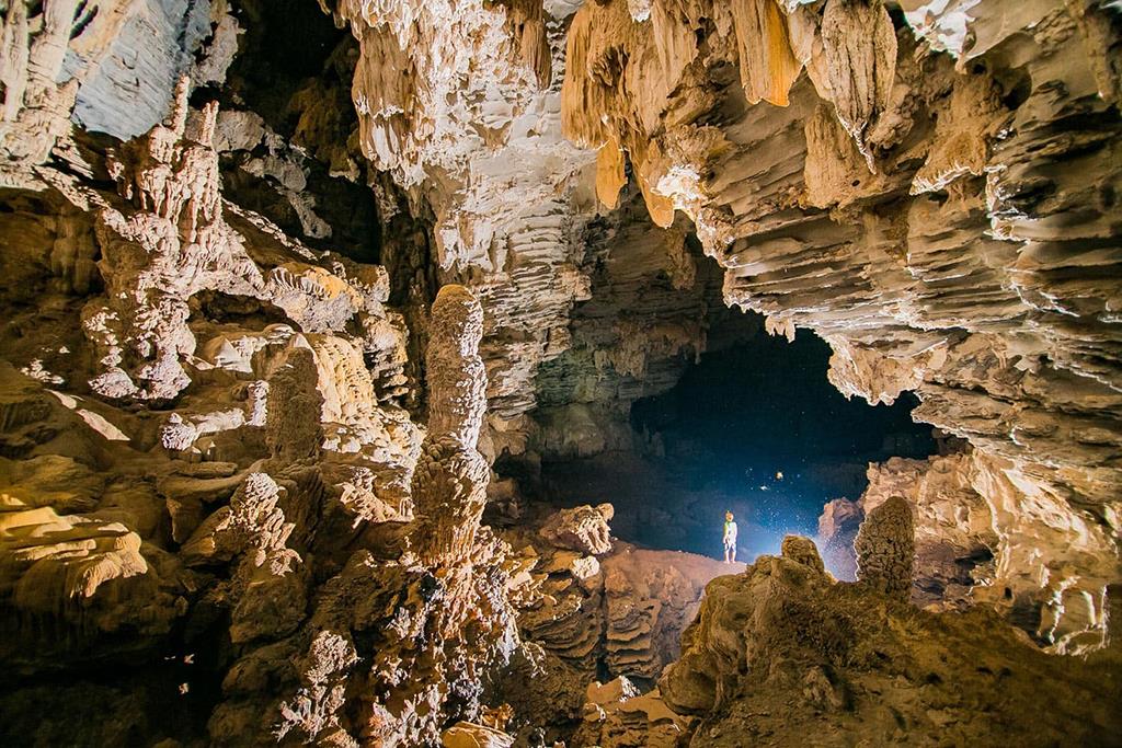 Các hang động khô: hang Chuột, hang Song Oxalis