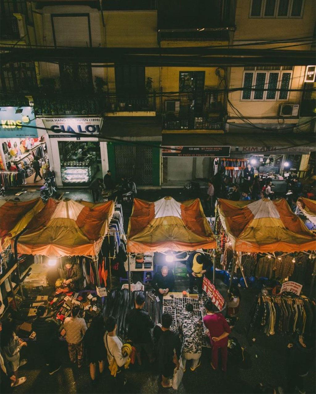 2. Chợ đêm phố cổ Hà Nội