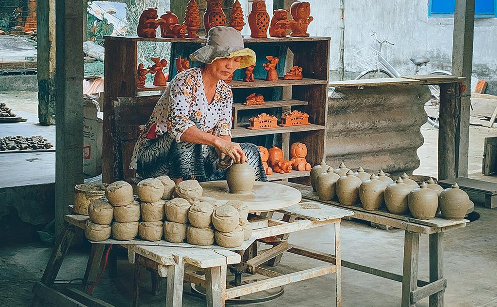Học làm gốm ở làng Thanh Hà