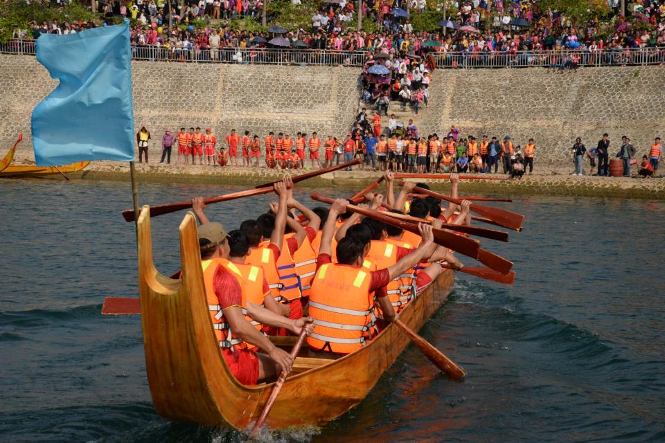 Lễ hội đua thuyền sông Đà