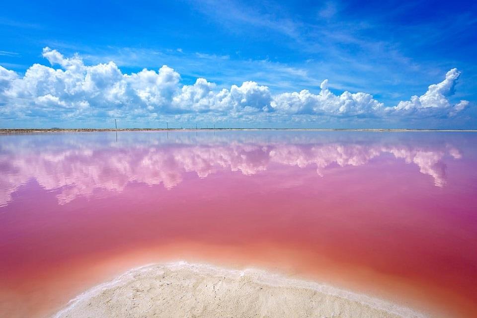 Hồ nước không chỉ có màu hồng