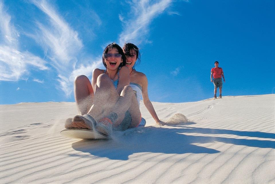Trải nghiệm trượt cát, "lướt" trên những triền cát trắng mịn