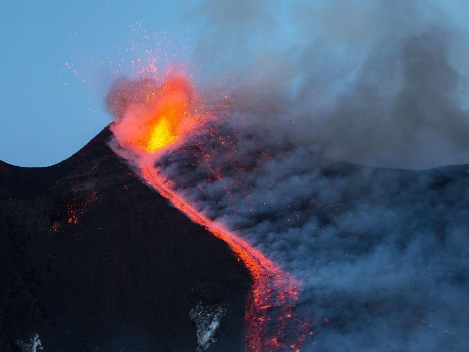 2. Đi bộ lên núi lửa đang hoạt động ở Iceland