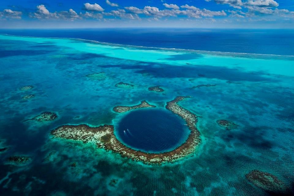 4. Lặn biển ở Great Blue Hole, Belize (Trung Mỹ)