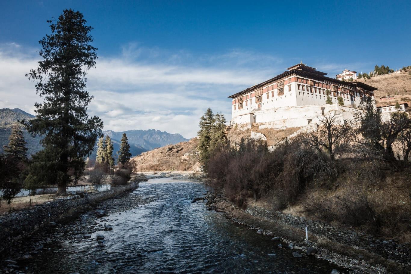 Kiến trúc ở Bhutan chủ yếu là Dzong - pháo đài